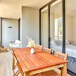 Modern 2 Bedroom Apartment Darling Harbour